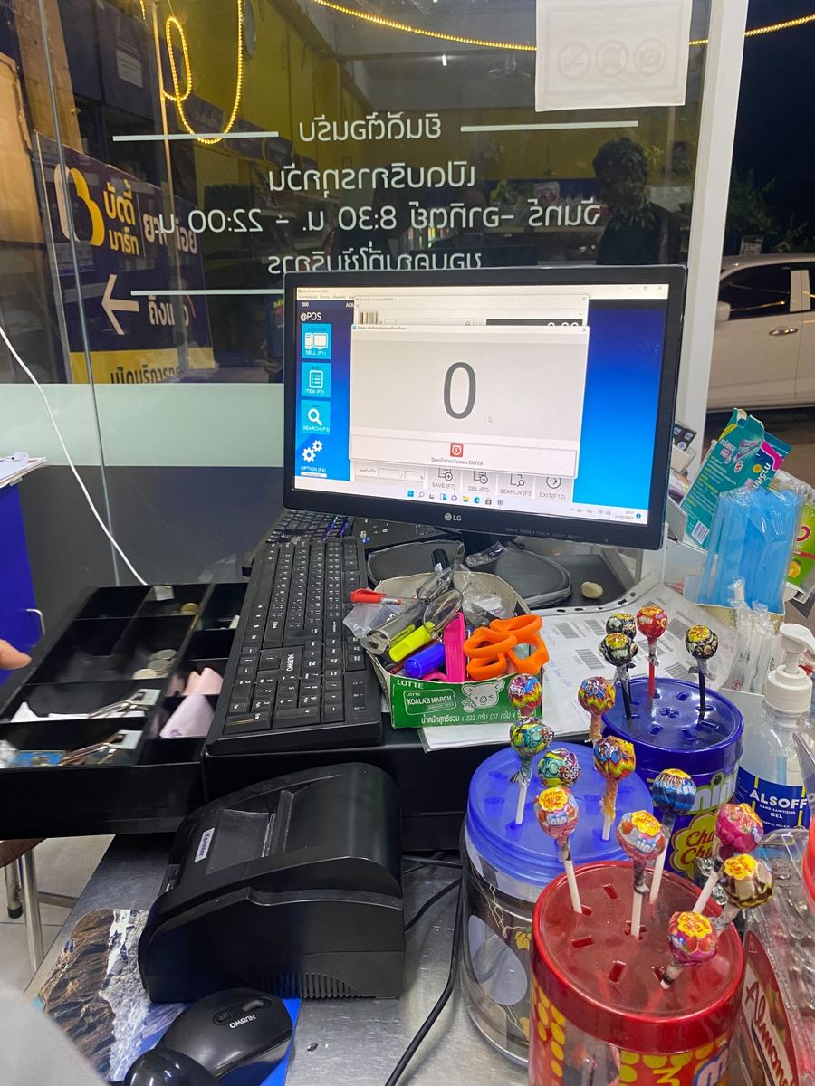 จุดขายของร้านคุณอัจฉรา หน้าจอโปรแกรมและเครื่องสแกนบาร์โค้ด