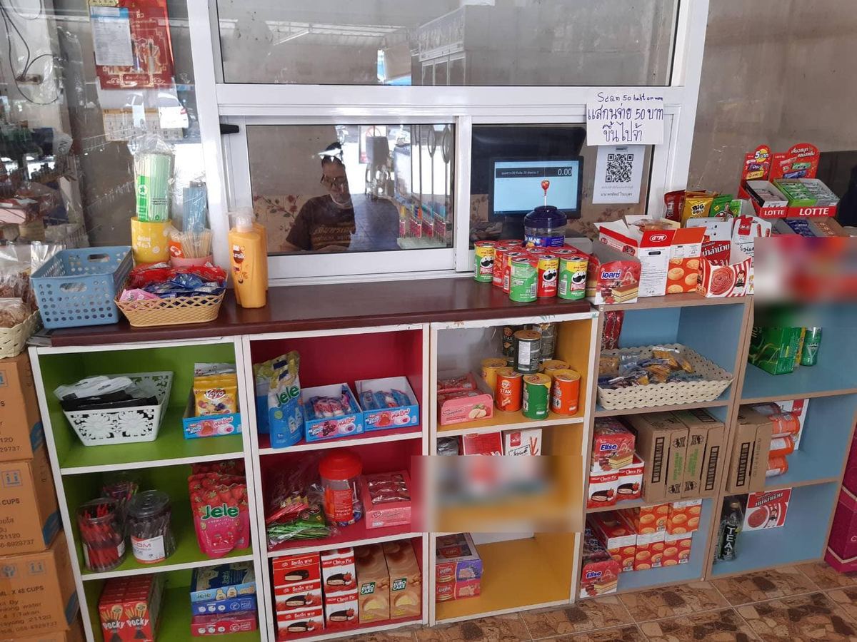 ชั้นขนมและของใช้ในร้าน
