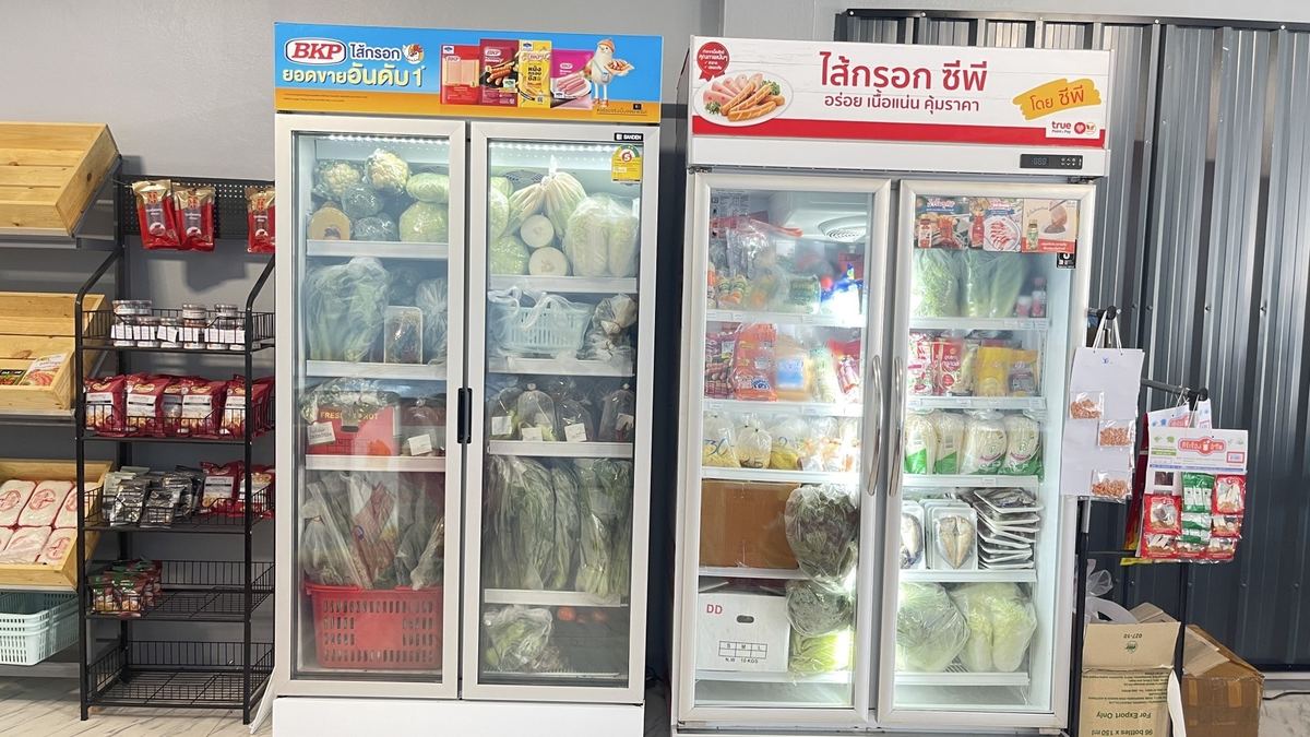 ตู้แช่กระจกและชั้นวางสินค้า