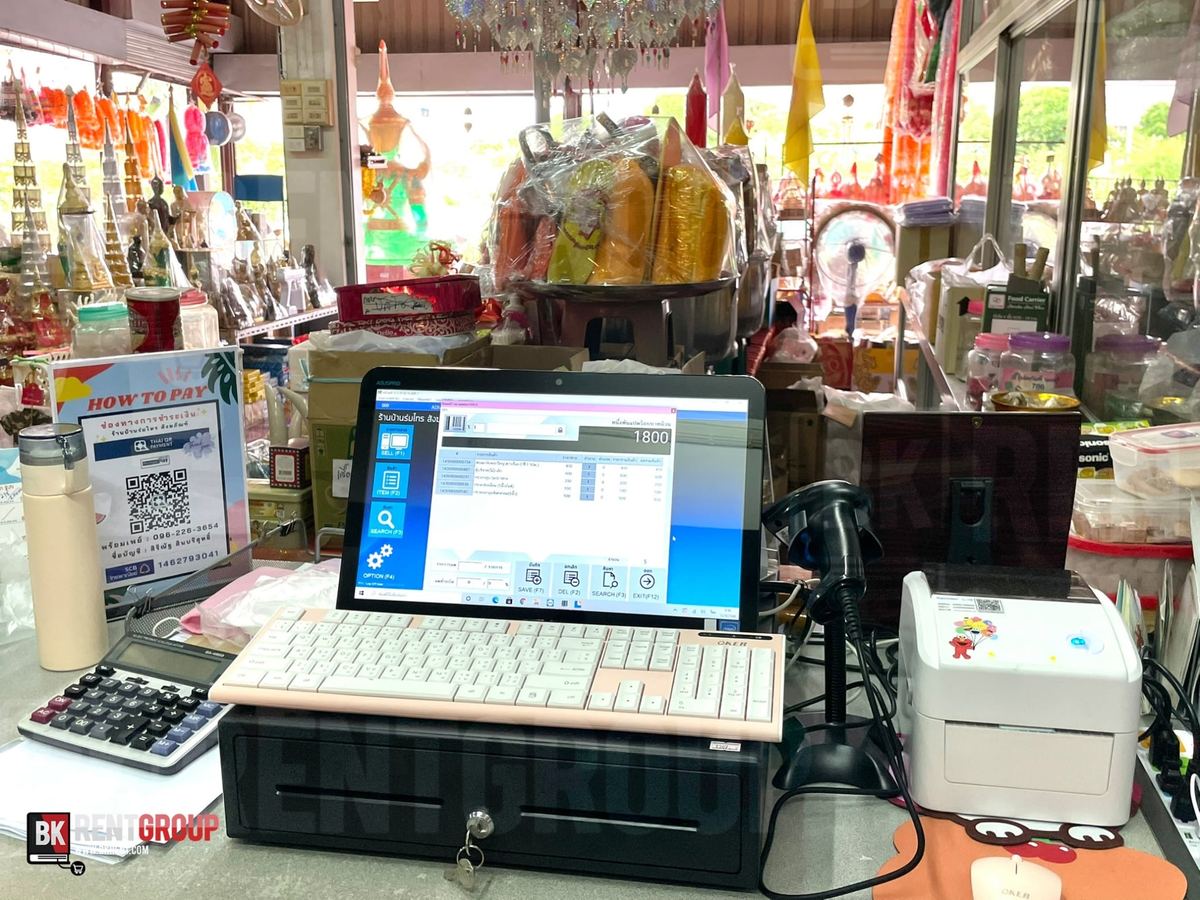 เคาน์เตอร์ร้านบ้านร่มไทร สังฆภัณฑ์ จอสัมผัสเปิดหน้าขาย ลิ้นชักเก็บเงิน และชุดสังฆทานด้านหลัง