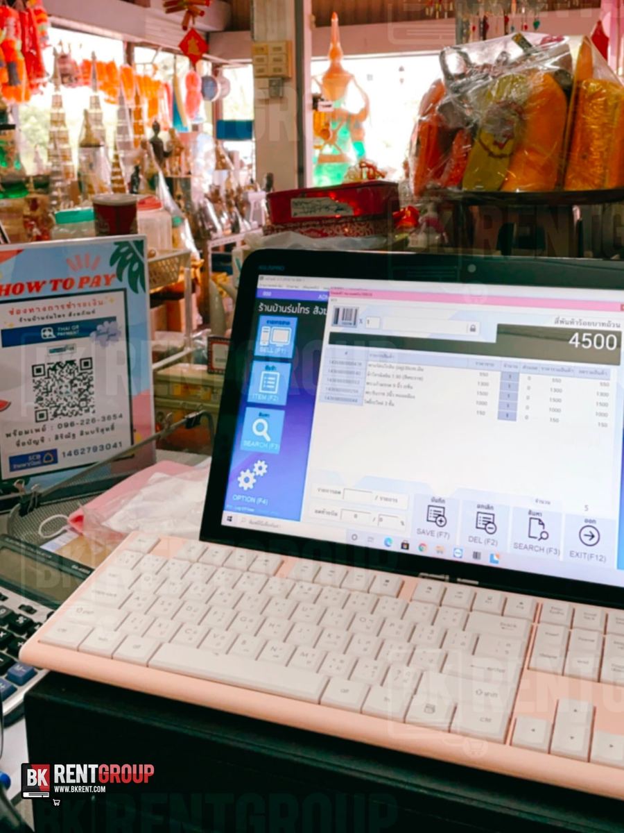 หน้าขายบนจอสัมผัส ด้านหลังเป็นสินค้าสังฆภัณฑ์