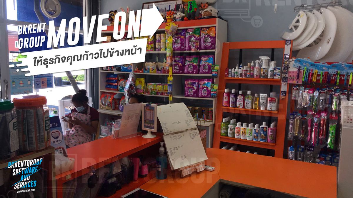 ภายในร้าน BaanKrum Pet Care เคาน์เตอร์สีส้ม ชั้นอาหารแมว ชั้นแชมพูสัตว์เลี้ยง และราวแขวนปลอกคอ
