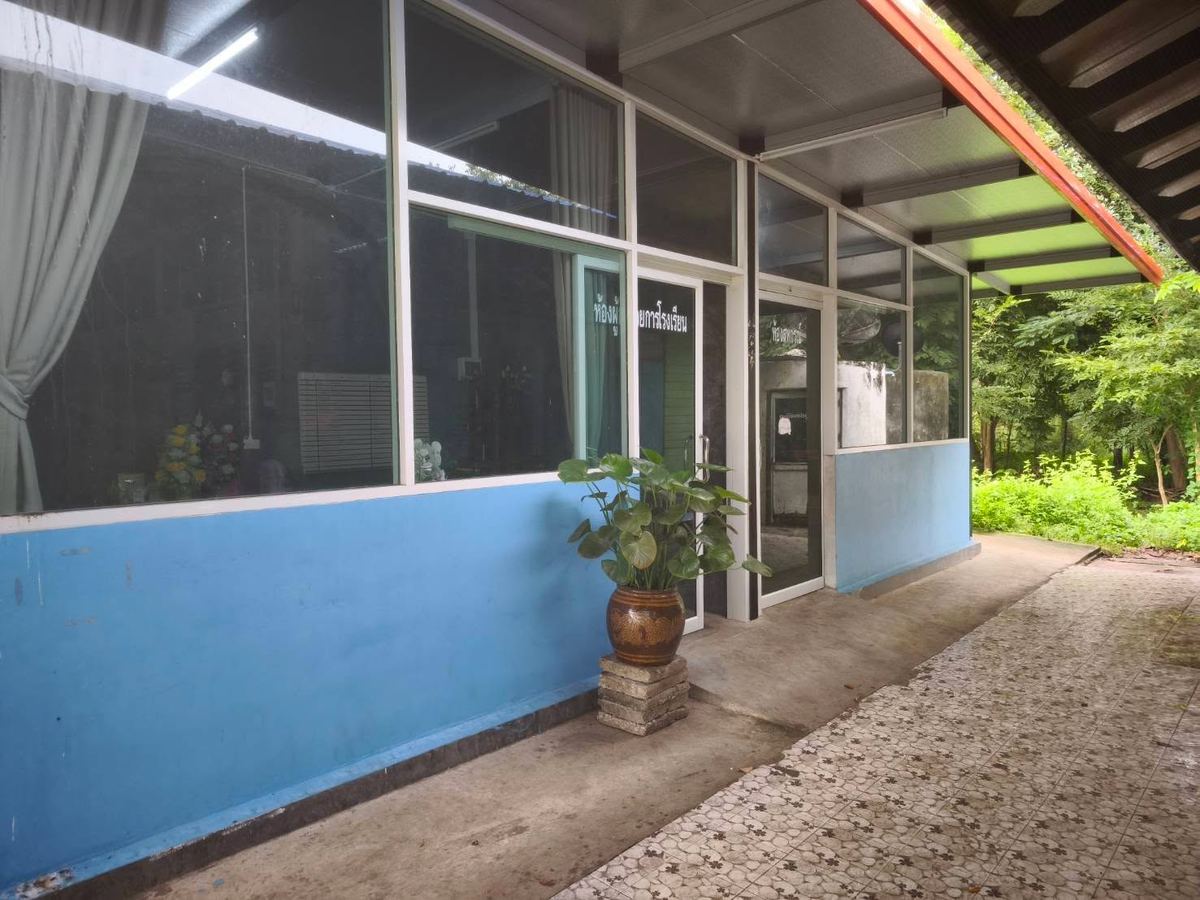 ห้องผู้อำนวยการและห้องสหกรณ์ของโรงเรียน