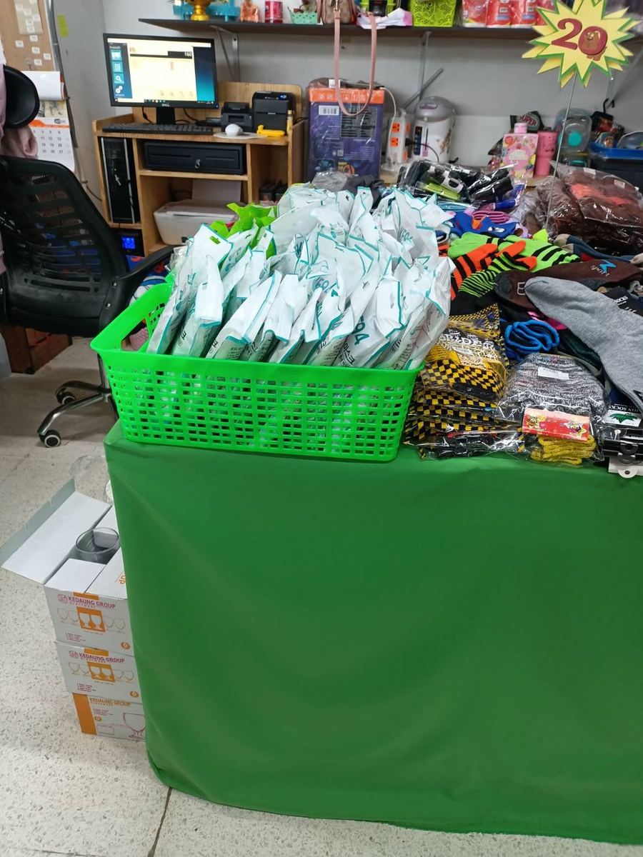 สินค้าวางบนโต๊ะในร้าน