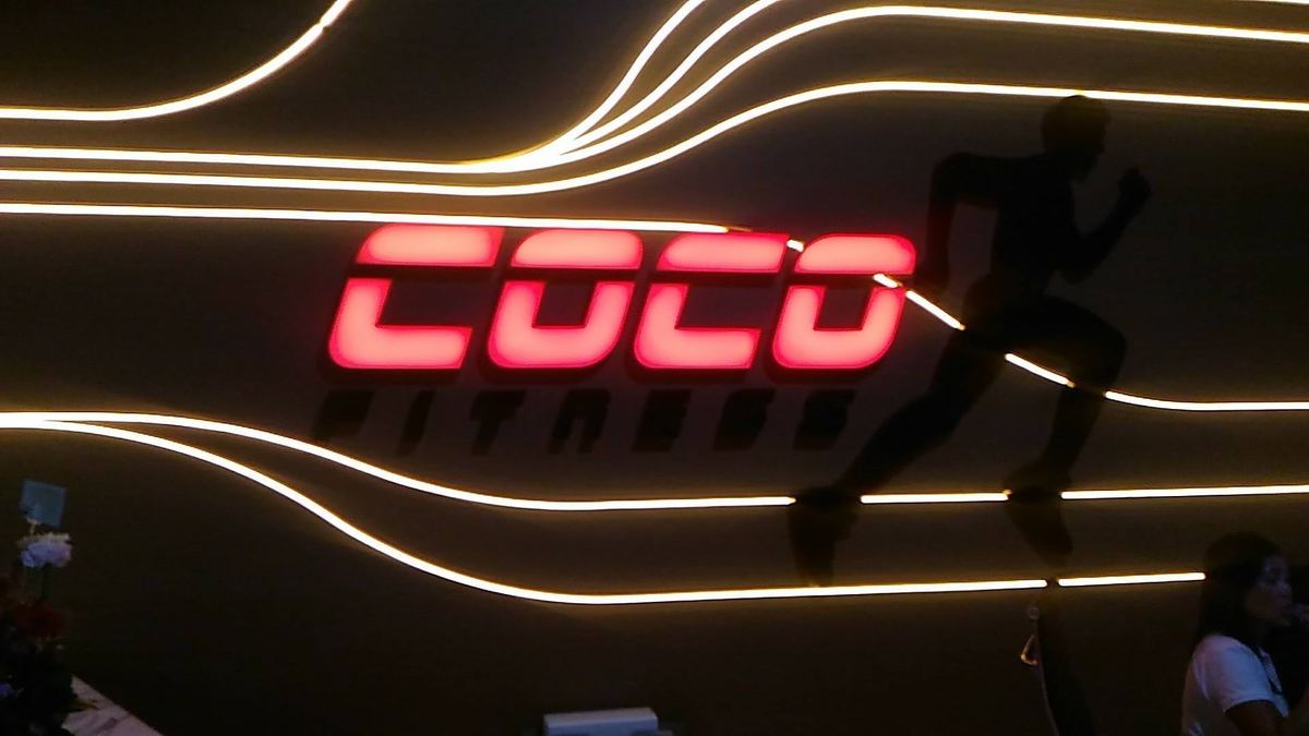 ป้ายไฟชื่อร้าน CoCo Fitness