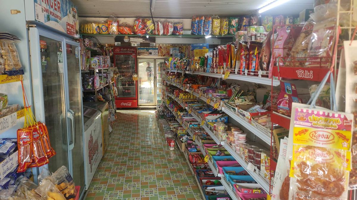 ทางเดินและชั้นสินค้าในร้าน