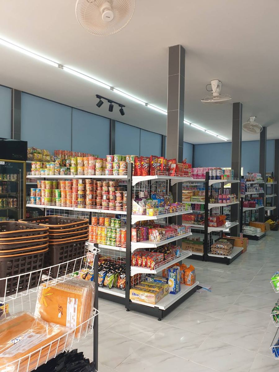 ภายในร้าน ชั้นบะหมี่ถ้วย ขนม และตะกร้าสินค้า