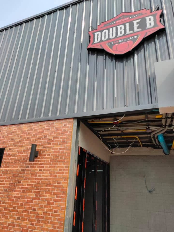 ป้าย Double B Snooker Club เหนือทางเข้าร้าน
