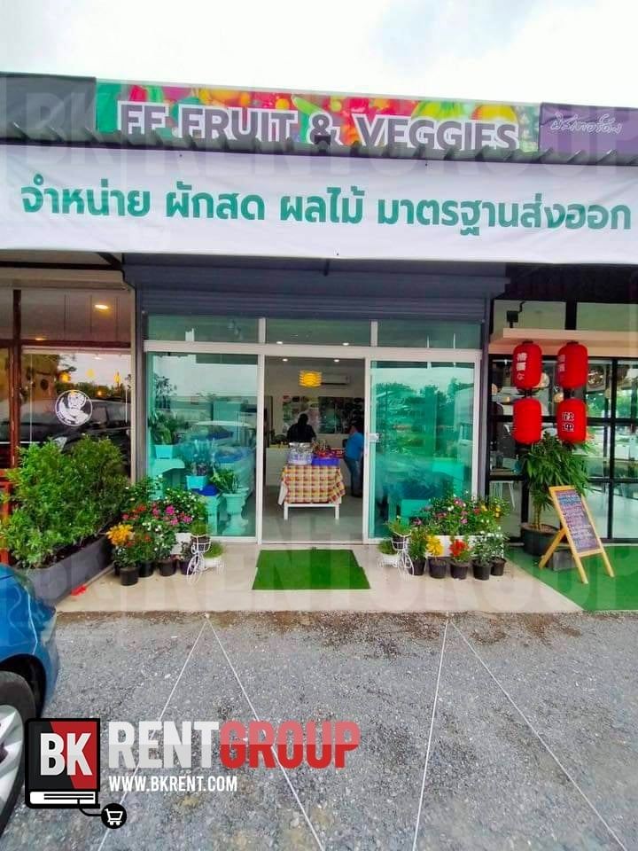 หน้าร้าน FF Fruit & Veggies ป้ายชื่อร้าน ป้ายจำหน่ายผักสดผลไม้ ประตูกระจก และกระถางดอกไม้หน้าร้าน