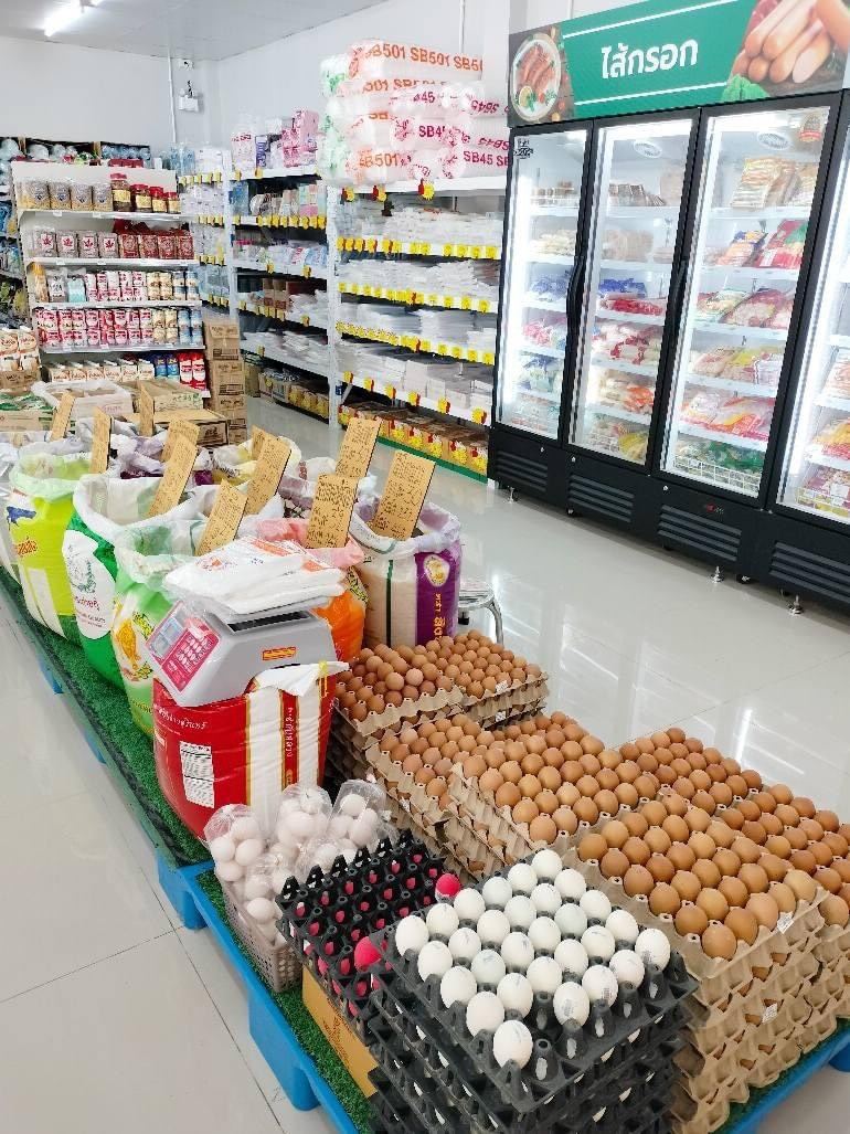 ชั้นไข่ไก่ ชั้นสินค้า และตู้แช่ภายในร้าน