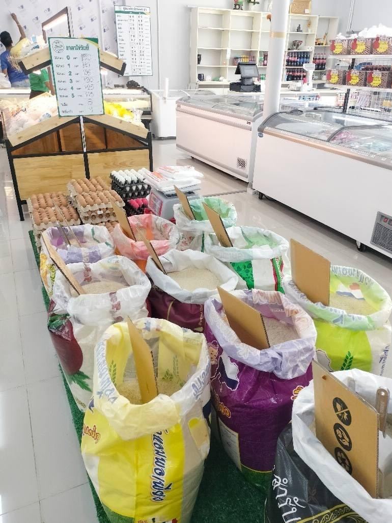 โซนข้าวสารและตู้แช่ภายในร้าน