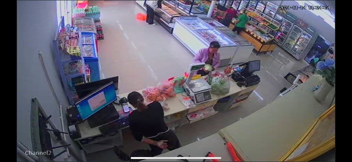 ภาพมุมสูงจากกล้องวงจรปิดบริเวณเคาน์เตอร์