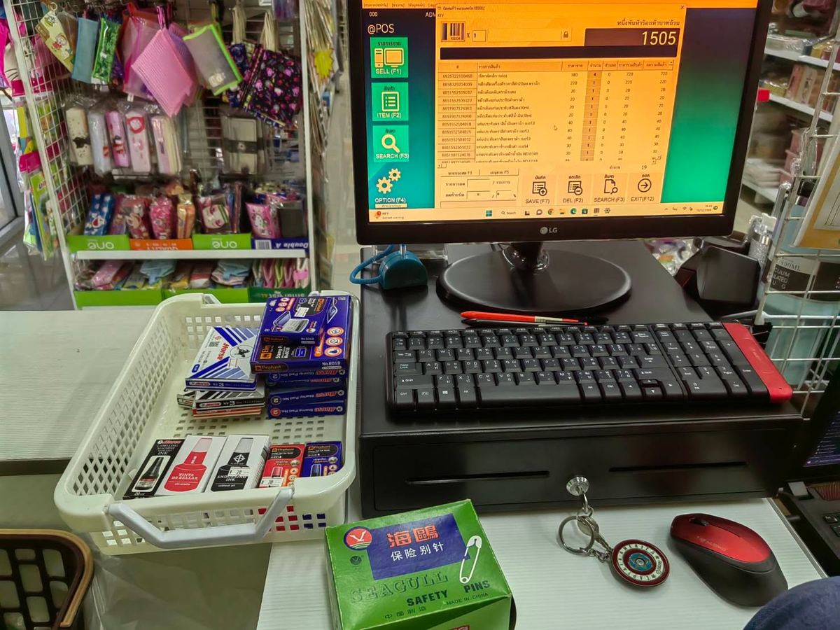 หน้าจอขาย ลิ้นชักเก็บเงิน และตะกร้าสินค้าบนเคาน์เตอร์