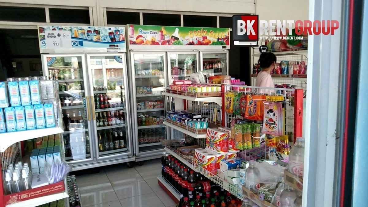 ภายในร้าน ตู้แช่เครื่องดื่มและชั้นขนม