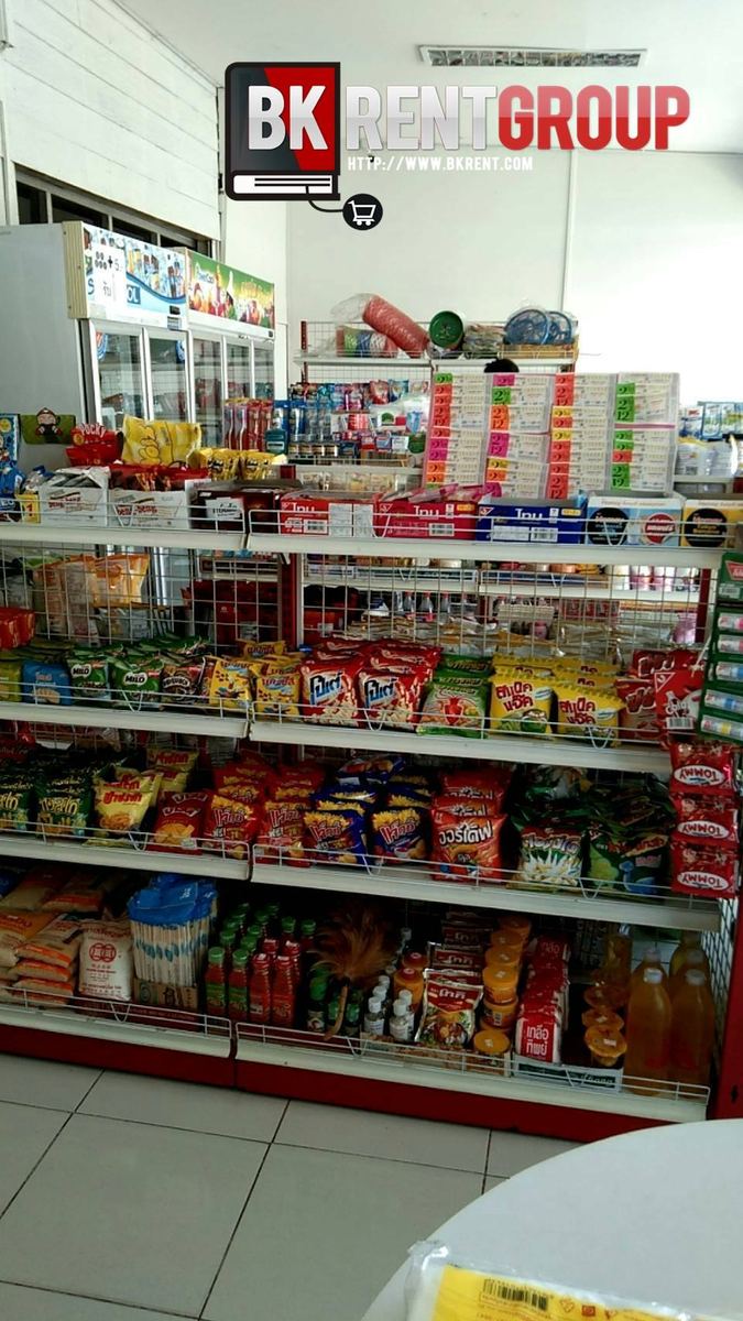 ชั้นขนมและเครื่องดื่มเรียงหลายชั้น