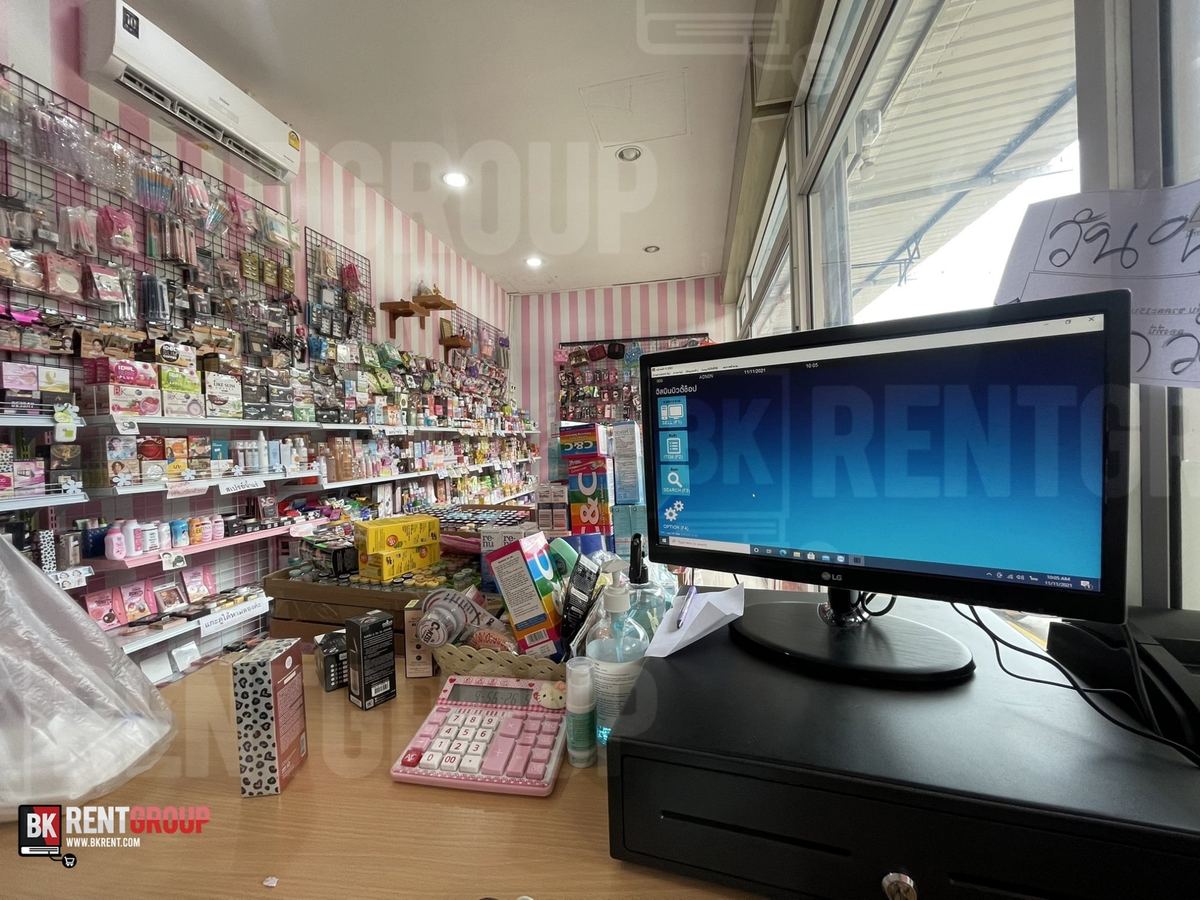 เคาน์เตอร์ร้านจัสมินบิวตี้ช้อป จอคอมพิวเตอร์บนลิ้นชักเก็บเงิน ผนังลายทางชมพูขาวแขวนเครื่องสำอาง