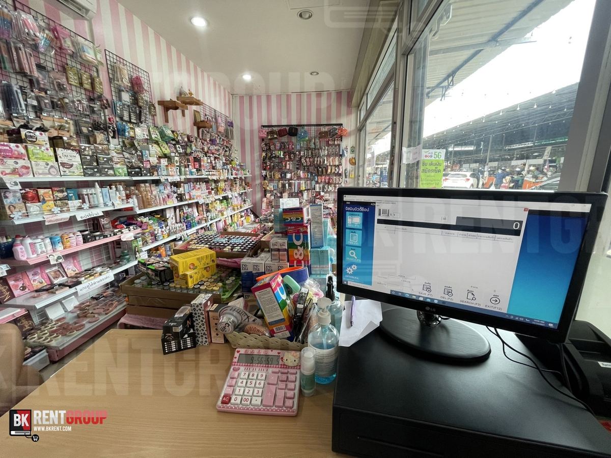 มุมเคาน์เตอร์และชั้นเครื่องสำอางในร้าน