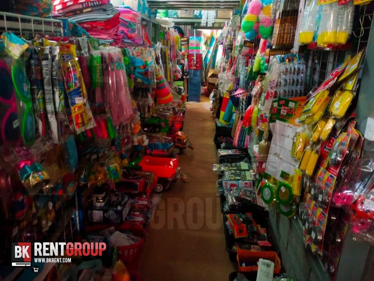 ทางเดินในร้านเจพีพาณิชย์ มีของเล่นและสินค้าแขวนเต็มชั้นสองฝั่ง