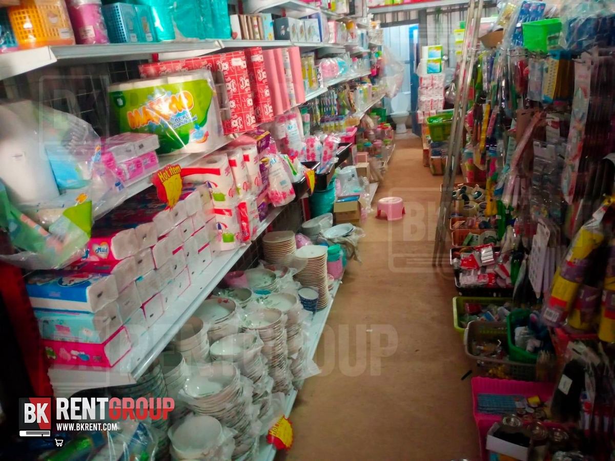 ชั้นของใช้ในบ้านเรียงยาวตามทางเดิน