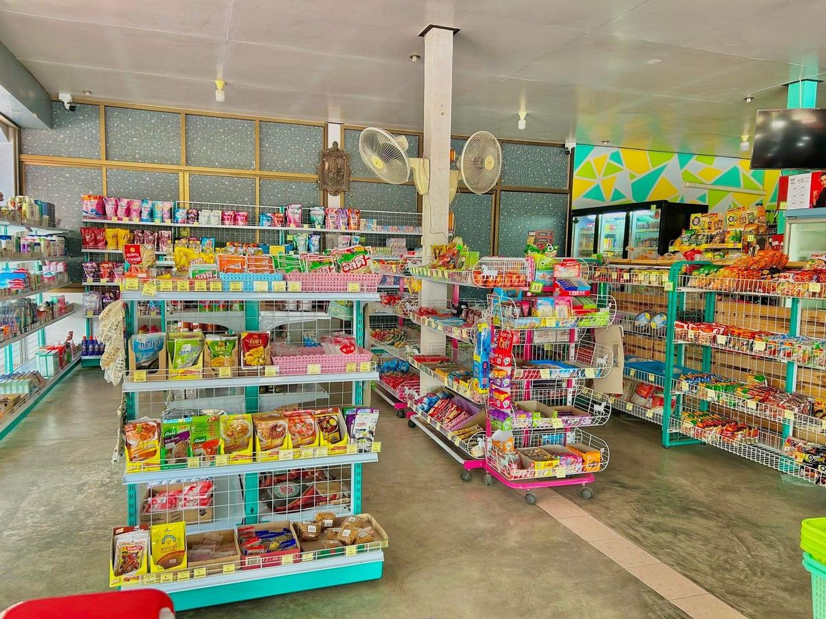 ภายในร้าน ชั้นขนม เครื่องปรุง และของใช้