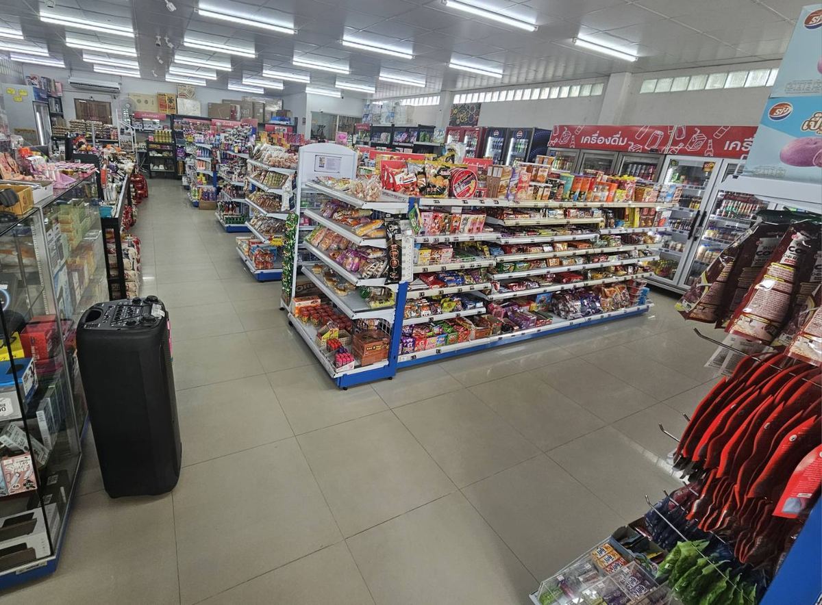 ชั้นวางสินค้าในร้าน