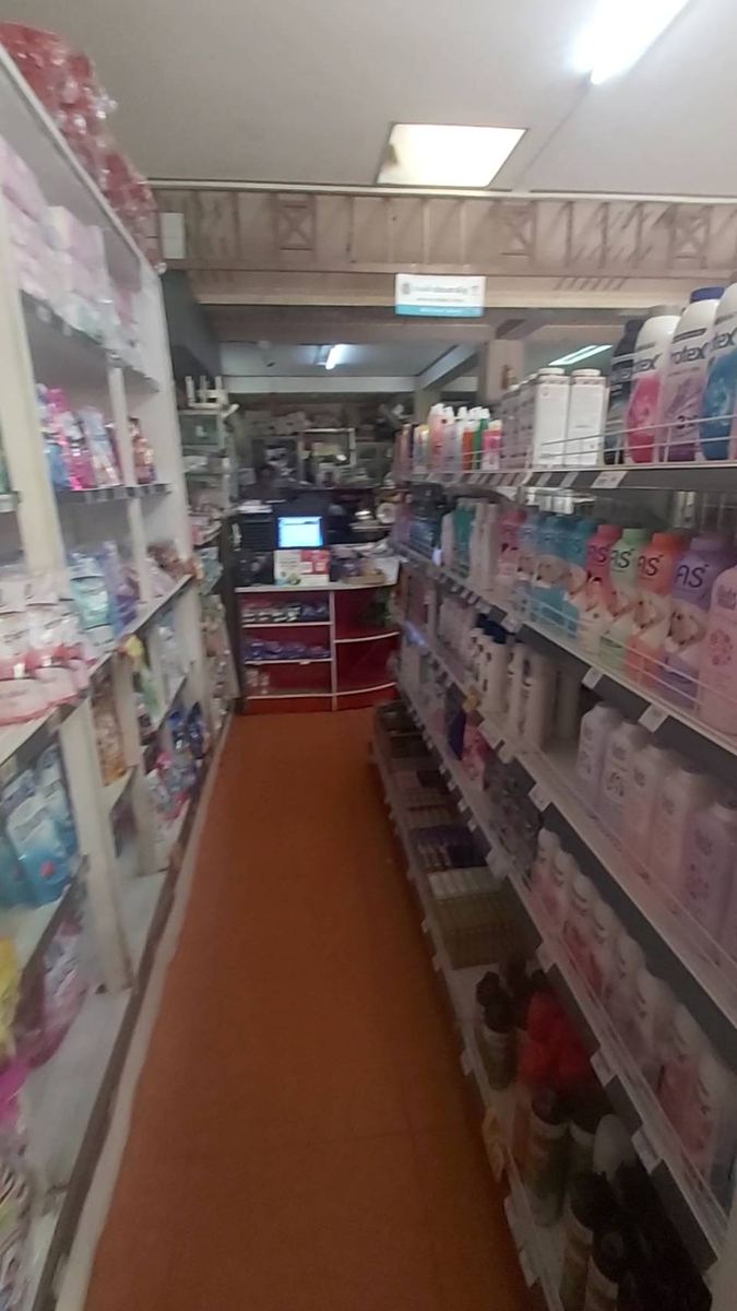 ทางเดินระหว่างชั้นสินค้าในร้านใกล้บ้าน