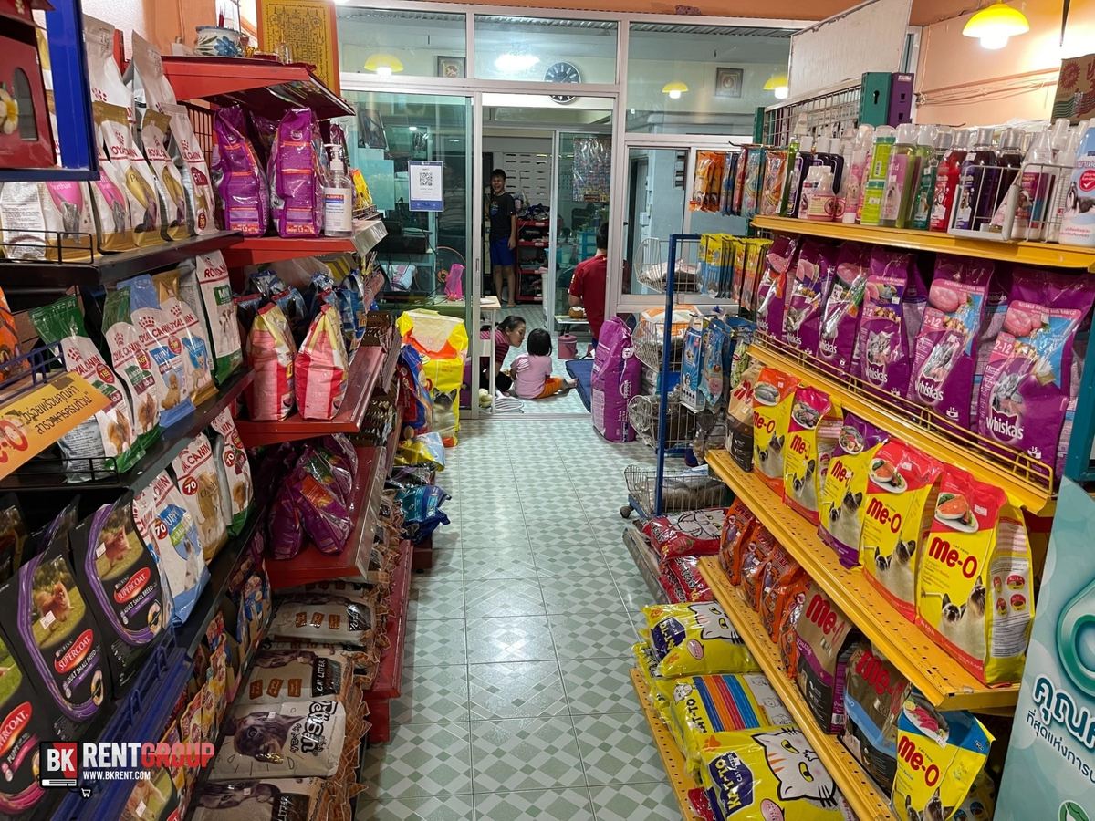 ทางเดินในร้าน ชั้นวางอาหารสุนัขและแมวสองฝั่ง