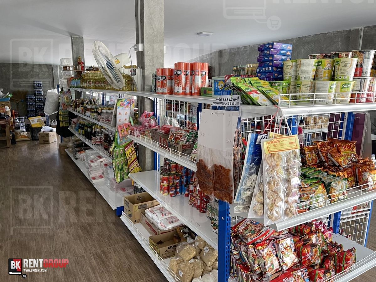 ทางเดินระหว่างชั้นขนมภายในร้าน