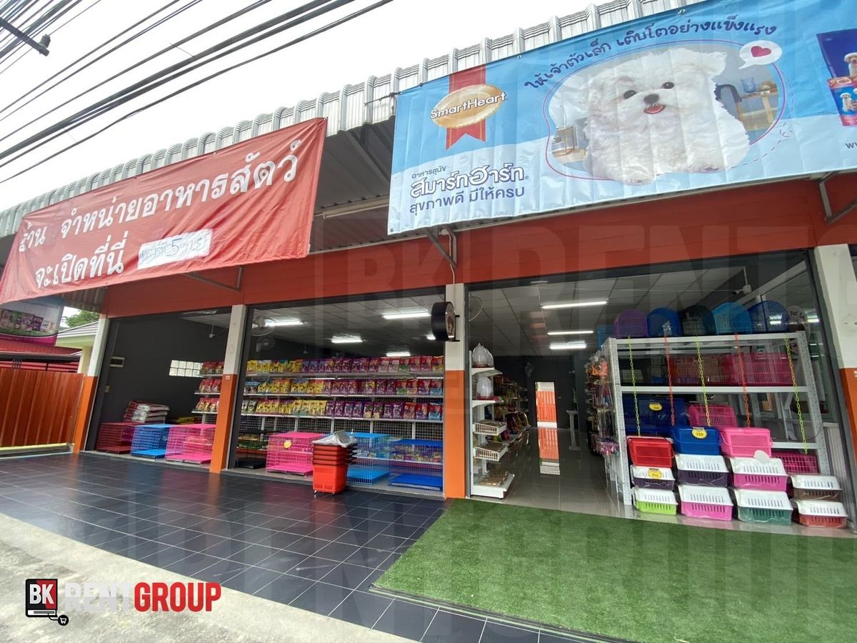 หน้าร้าน Montita มีกรงสัตว์ กระเป๋าใส่สัตว์หลายสี และชั้นอาหารสัตว์เลี้ยง