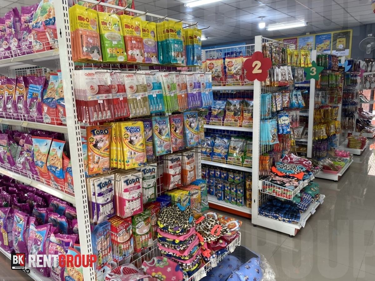 ชั้นอาหารสุนัขและอาหารแมวในร้าน