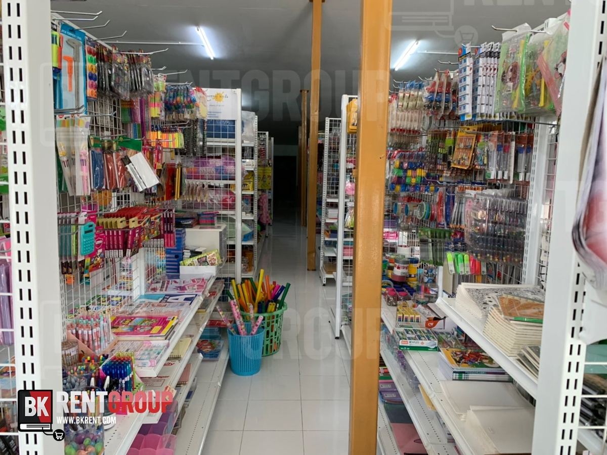 ทางเดินในร้าน Murah มีชั้นเครื่องเขียน ปากกา และสมุดเรียงสองฝั่ง