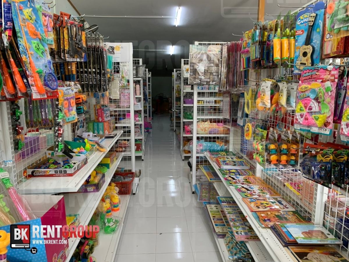 ชั้นของเล่นและหนังสือเด็กสองฝั่งทางเดิน
