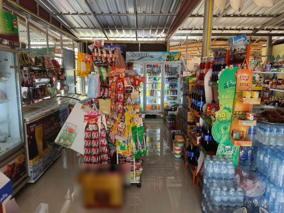 ทางเดินและตู้แช่เครื่องดื่มในร้าน