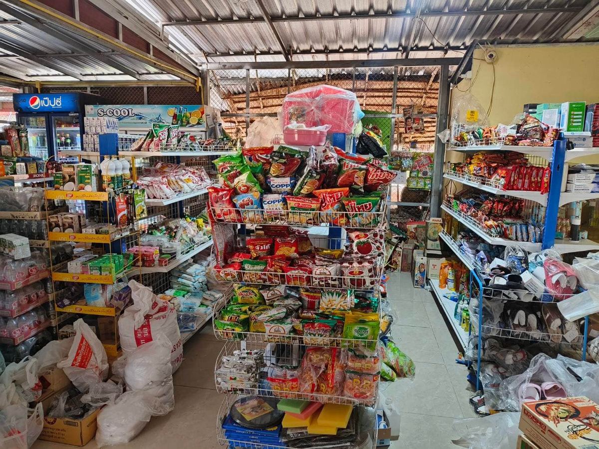 ชั้นสินค้าในร้าน