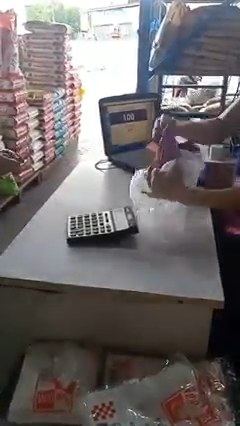 หยิบสินค้าใส่ถุงที่เคาน์เตอร์ ข้างตั้งถุงสินค้า