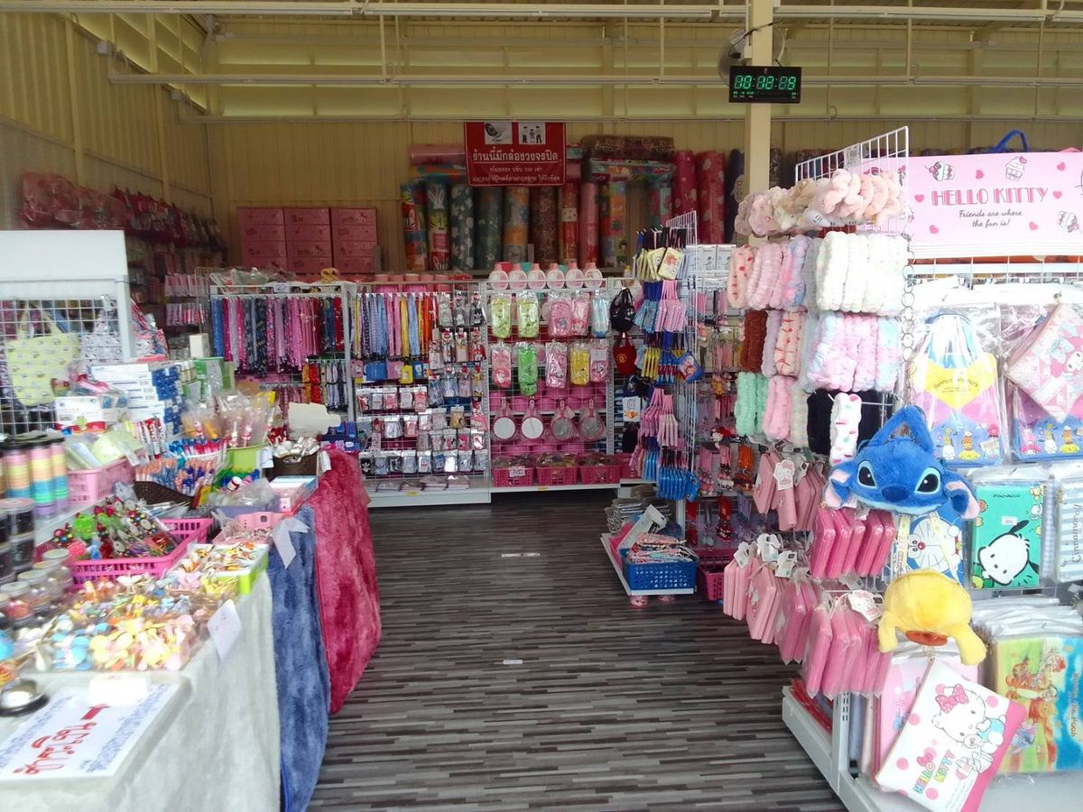 ภายในร้านน้องปุ่น29 สาขา 2 แผงยางรัดผมขนนุ่ม กระเป๋าดินสอลายการ์ตูน และที่นอนม้วนวางเรียงด้านหลัง