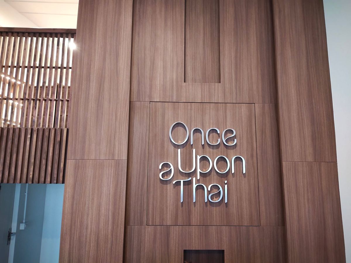 โลโก้ Once Upon a Thai บนผนังไม้