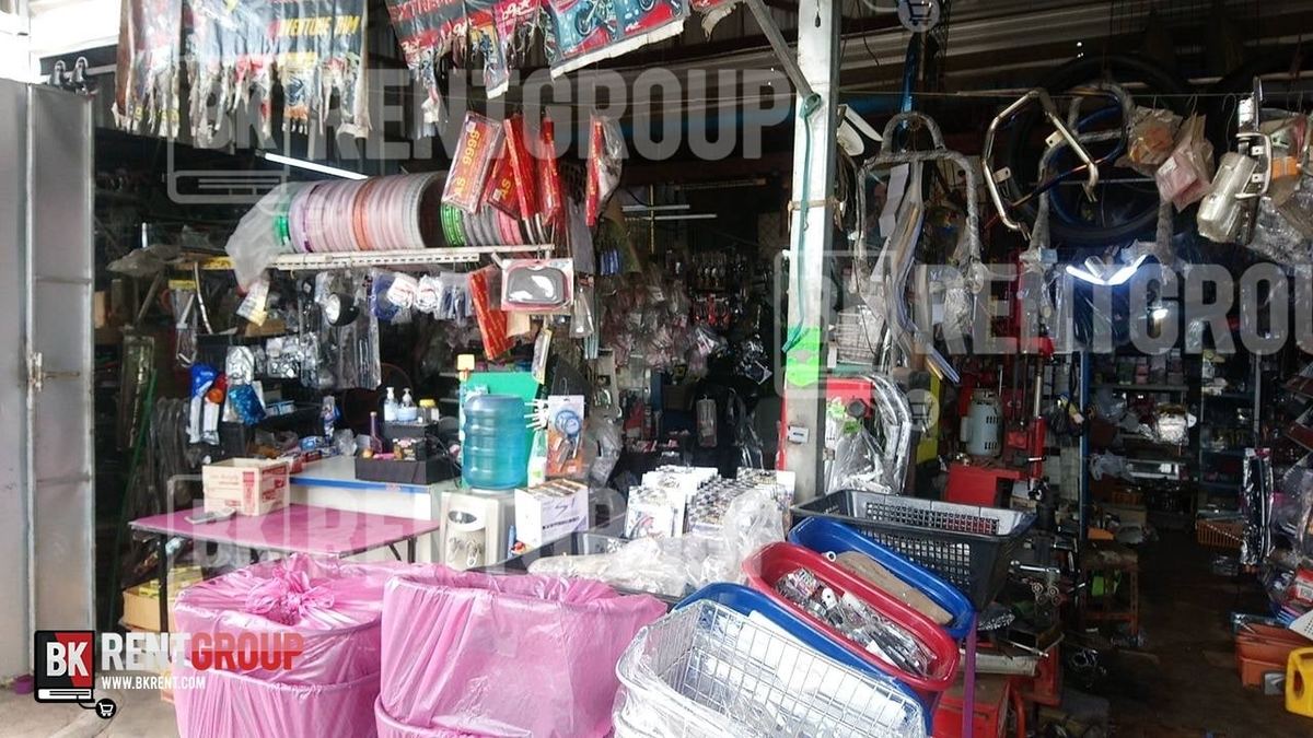 หน้าร้านอีกมุม ตะกร้าอะไหล่และเครื่องทำน้ำดื่ม