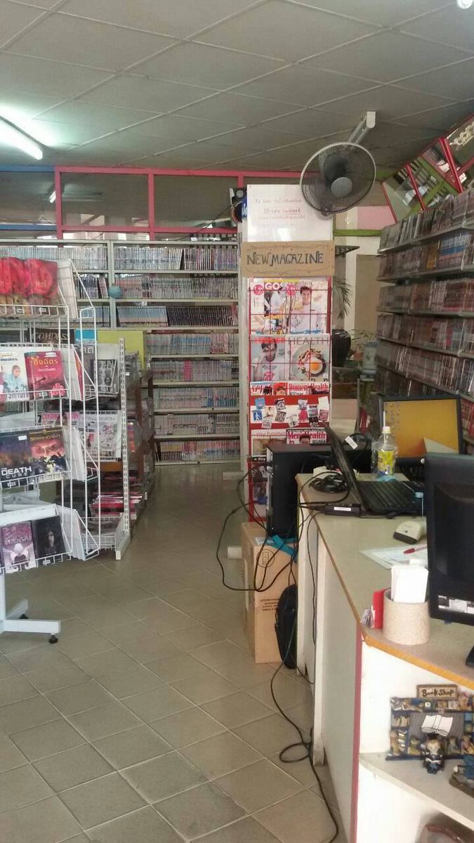 ทางเดินในร้าน แผงนิตยสารใหม่ และเคาน์เตอร์คอมพิวเตอร์