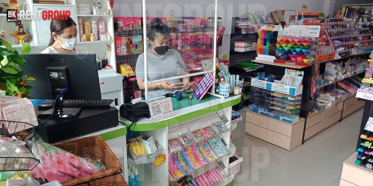 ภายในร้านรักเรียนเครื่องเขียน เคาน์เตอร์ขายและชั้นปากกา ดินสอสีหลากสี
