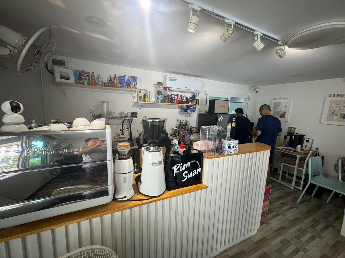 เคาน์เตอร์เครื่องชงกาแฟภายในคาเฟ่