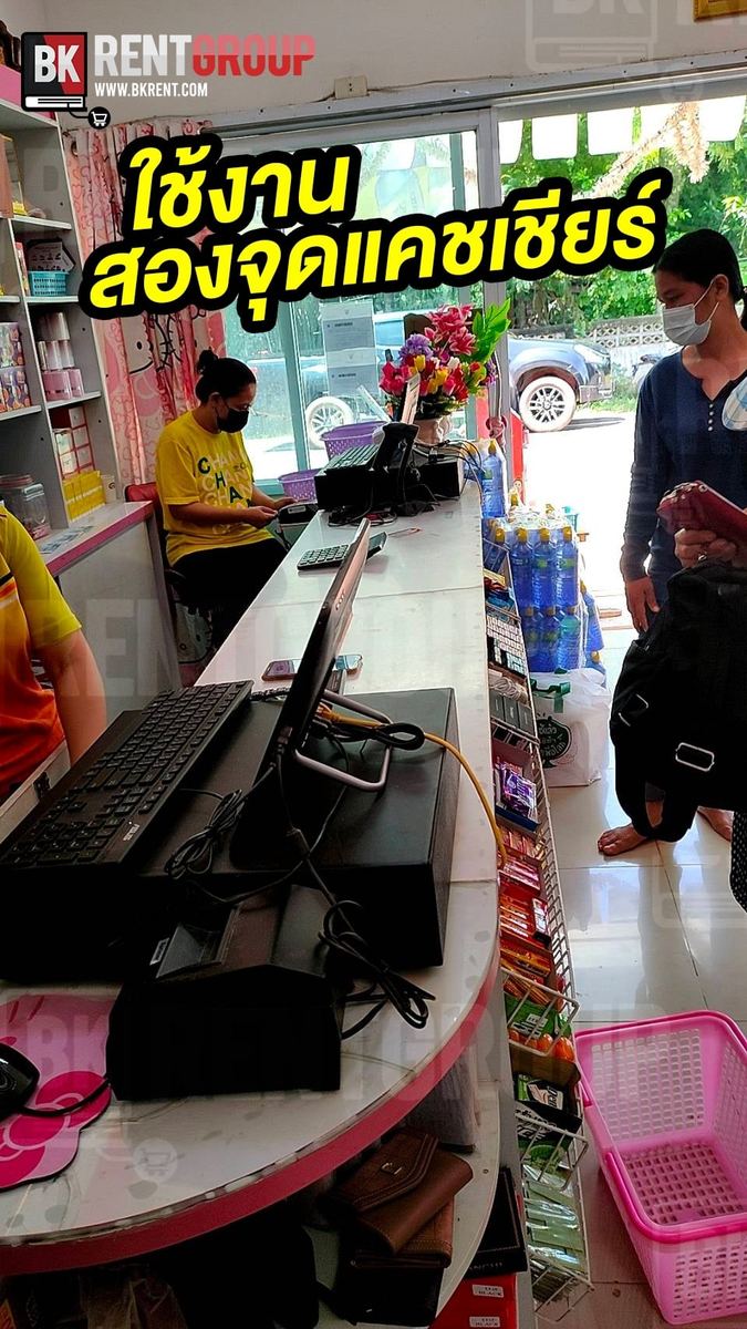 เคาน์เตอร์ร้านสามผงยานยนต์ จุดแคชเชียร์ 2 จุดวางเรียงบนเคาน์เตอร์ยาว ข้างกระจกหน้าร้าน