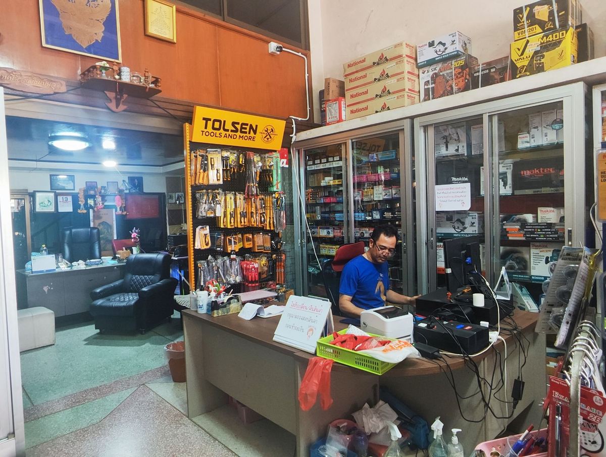 เคาน์เตอร์ขายของร้าน ส.เกษตร มีคอมพิวเตอร์ เครื่องพิมพ์ใบเสร็จ และชั้นเครื่องมือช่าง