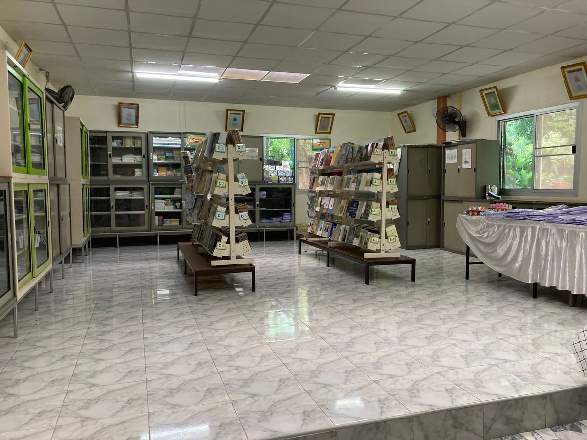 ภายในร้าน ชั้นหนังสือ ตู้หนังสือ และโต๊ะวางสินค้า