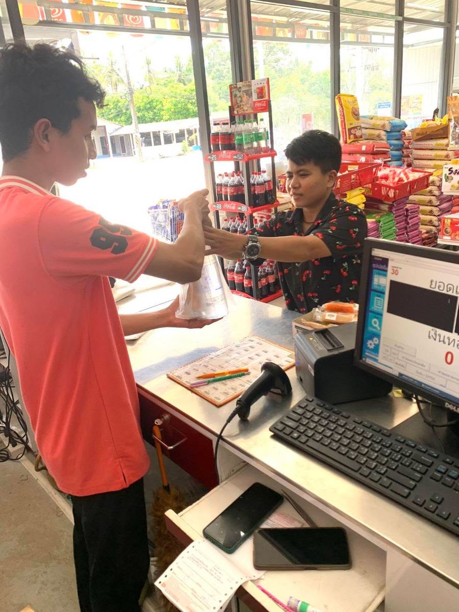 ยื่นถุงสินค้าข้ามเคาน์เตอร์