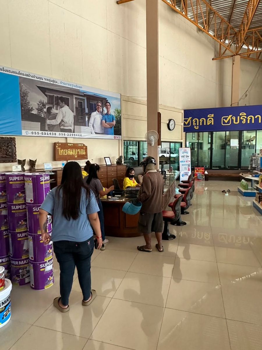 ภายในร้านไทยสมบูรณ์ พื้นที่กว้าง มีลูกค้าเดินเลือกซื้อสินค้า