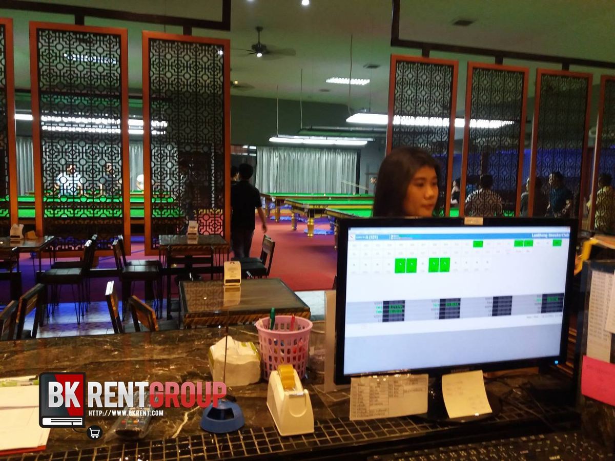 พนักงานที่เคาน์เตอร์ และจอโปรแกรมแสดงผังโต๊ะ
