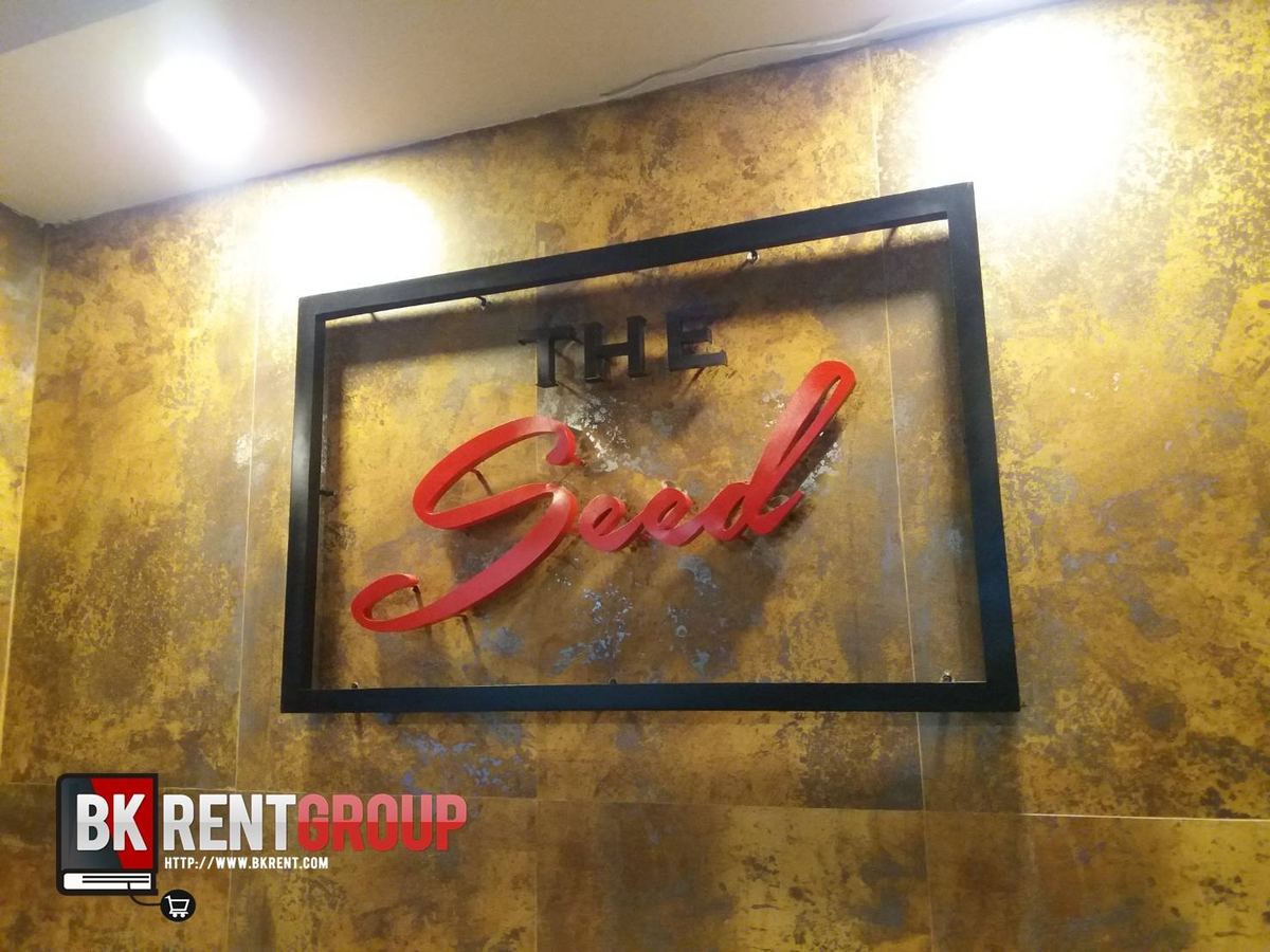 ป้ายชื่อร้าน The Seed บนผนังสีทอง
