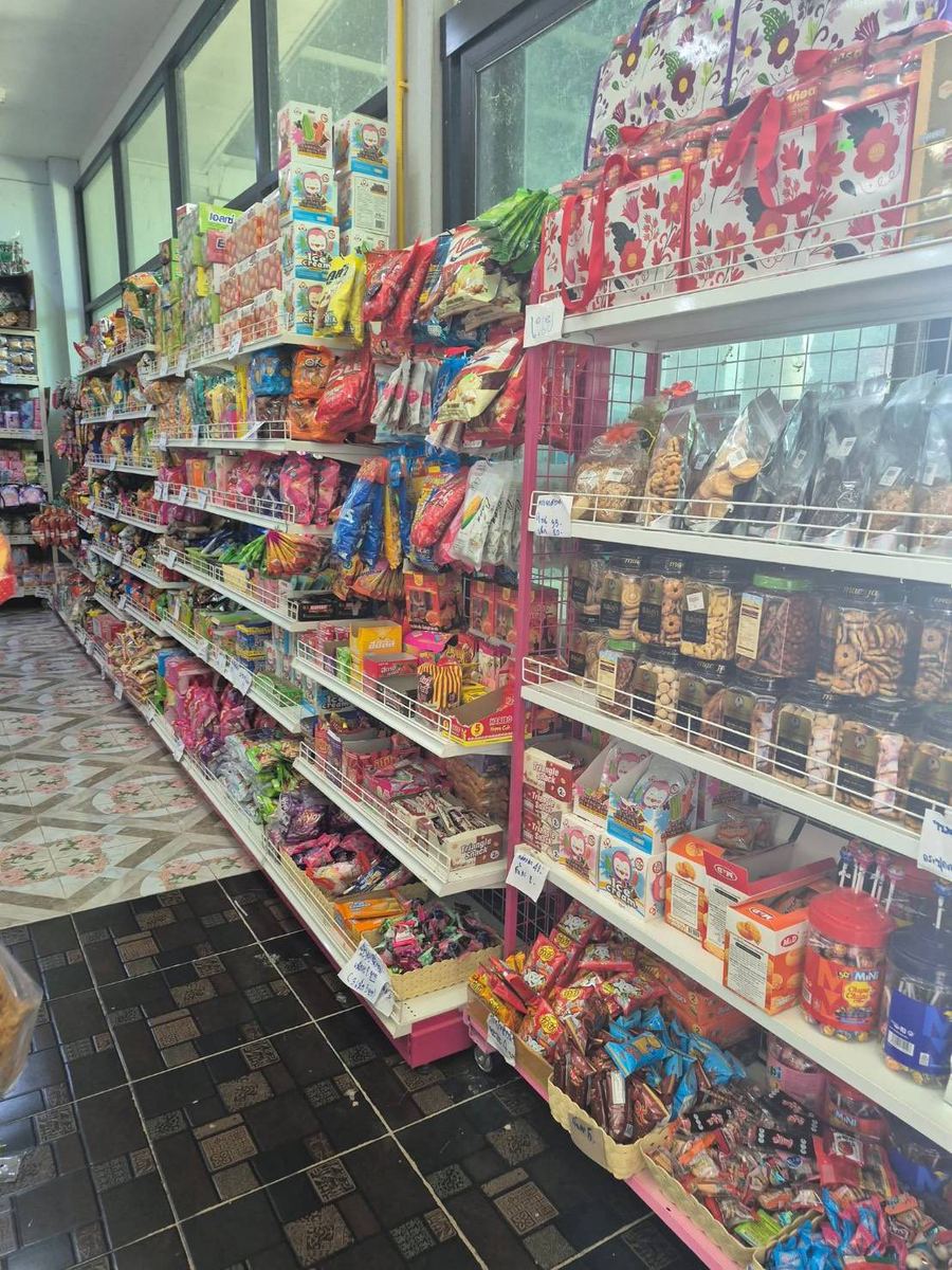 ทางเดินและชั้นสินค้าในร้าน