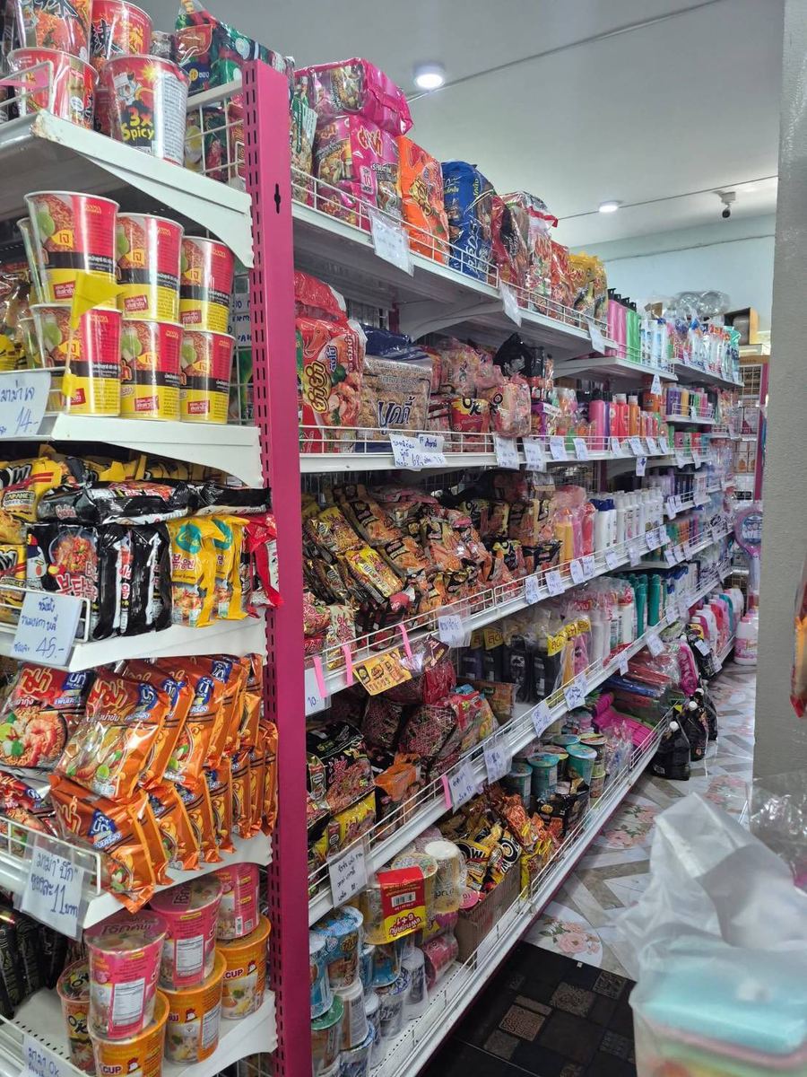 ชั้นสินค้าอีกด้านของร้าน